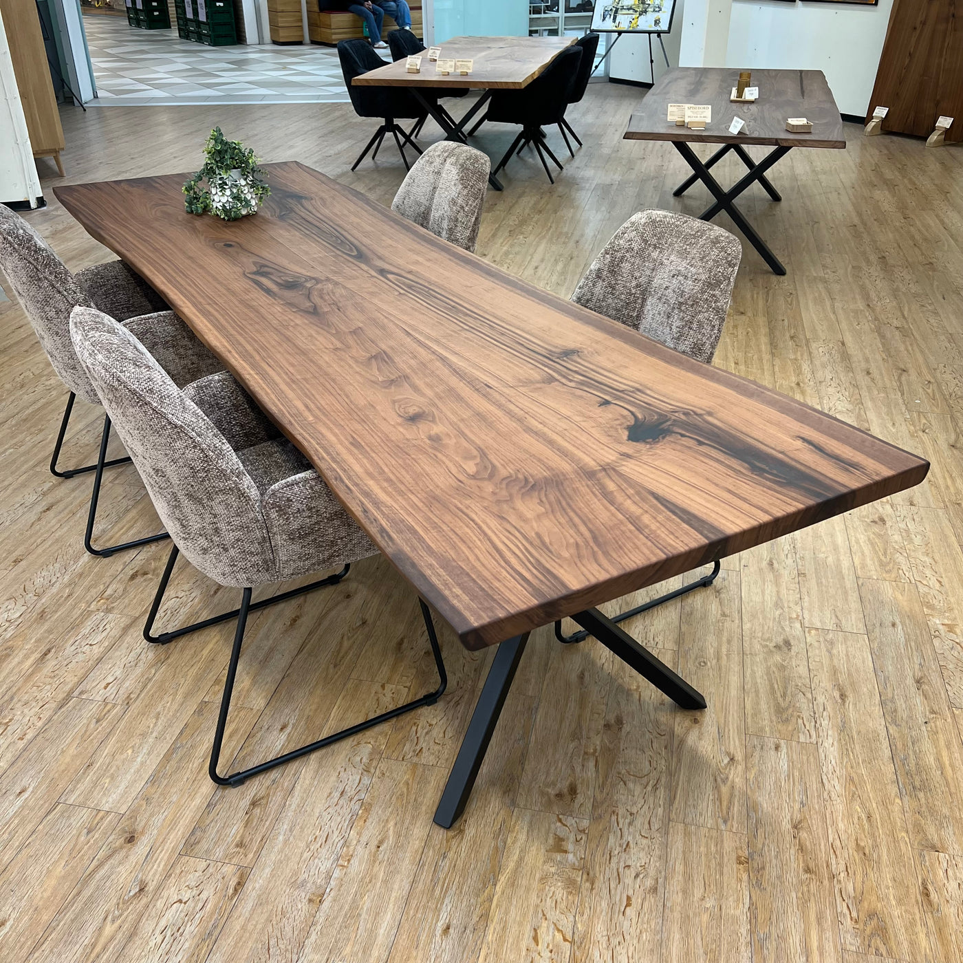 PLANKEBORD | AMERIKANSK VALNØD | 300CM X 86-92CM