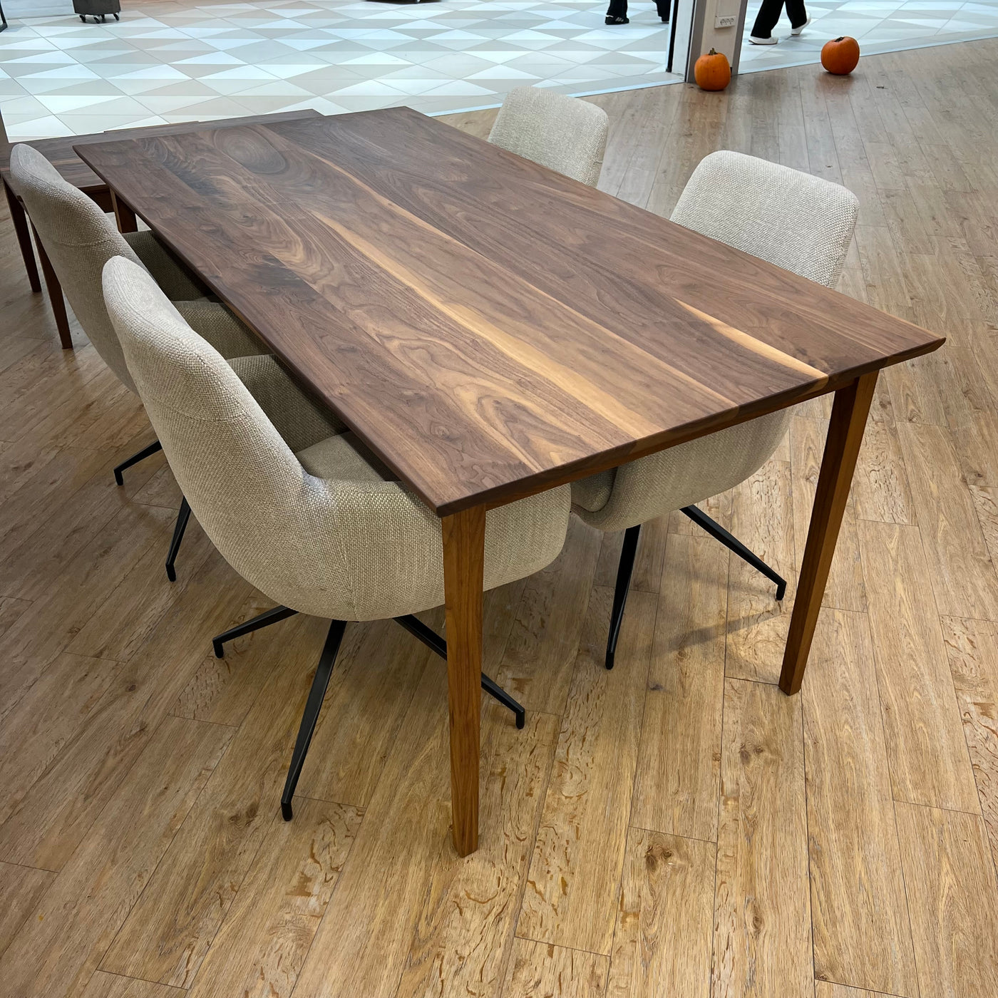 SPISEBORD | AMERIKANSK VALNØD |. 185CM X92cm