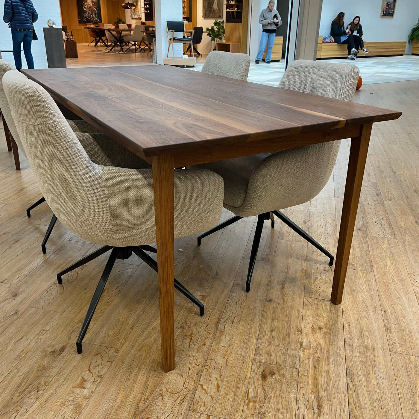 SPISEBORD | AMERIKANSK VALNØD |. 185CM X92cm