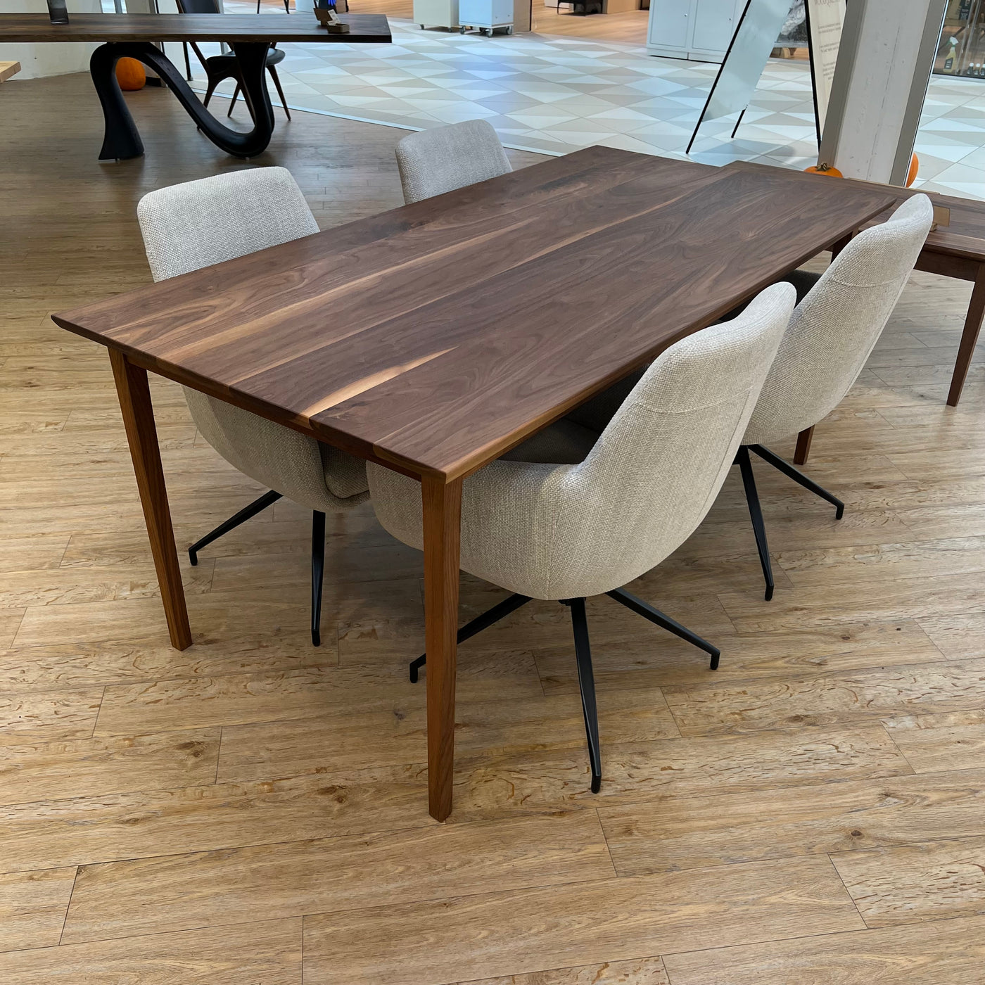 SPISEBORD | AMERIKANSK VALNØD |. 185CM X92cm